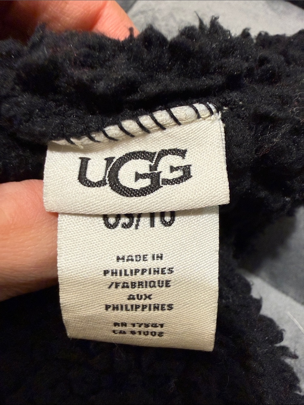 UGG Women Black Sherpa Scarf - Picture 6 of 8